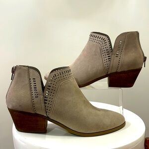 Size 9 Carlos Santana taupe color